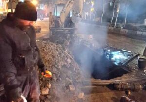 رفع اتفاق شبکه آب شرب شهر سرعین در سرمای شب یلدا با تلاش همکاران امور آبفا
