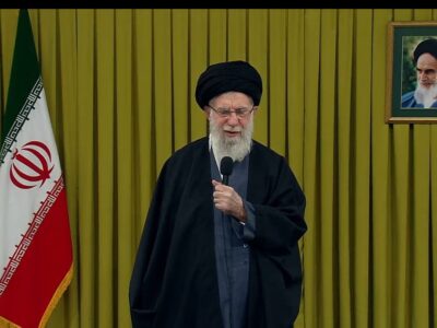 رهبر انقلاب در اتاق جنگ و مشغول فرماندهی هستند