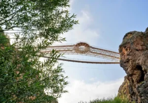  تجربه راه رفتن بر فراز آسمان در پل معلق ورگه سران
