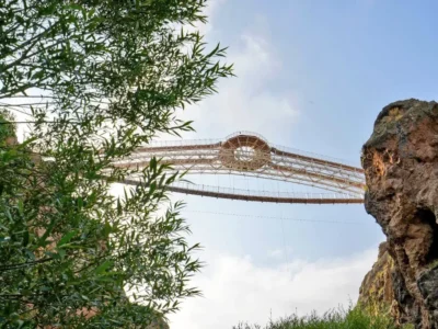 تجربه راه رفتن بر فراز آسمان در پل معلق ورگه سران